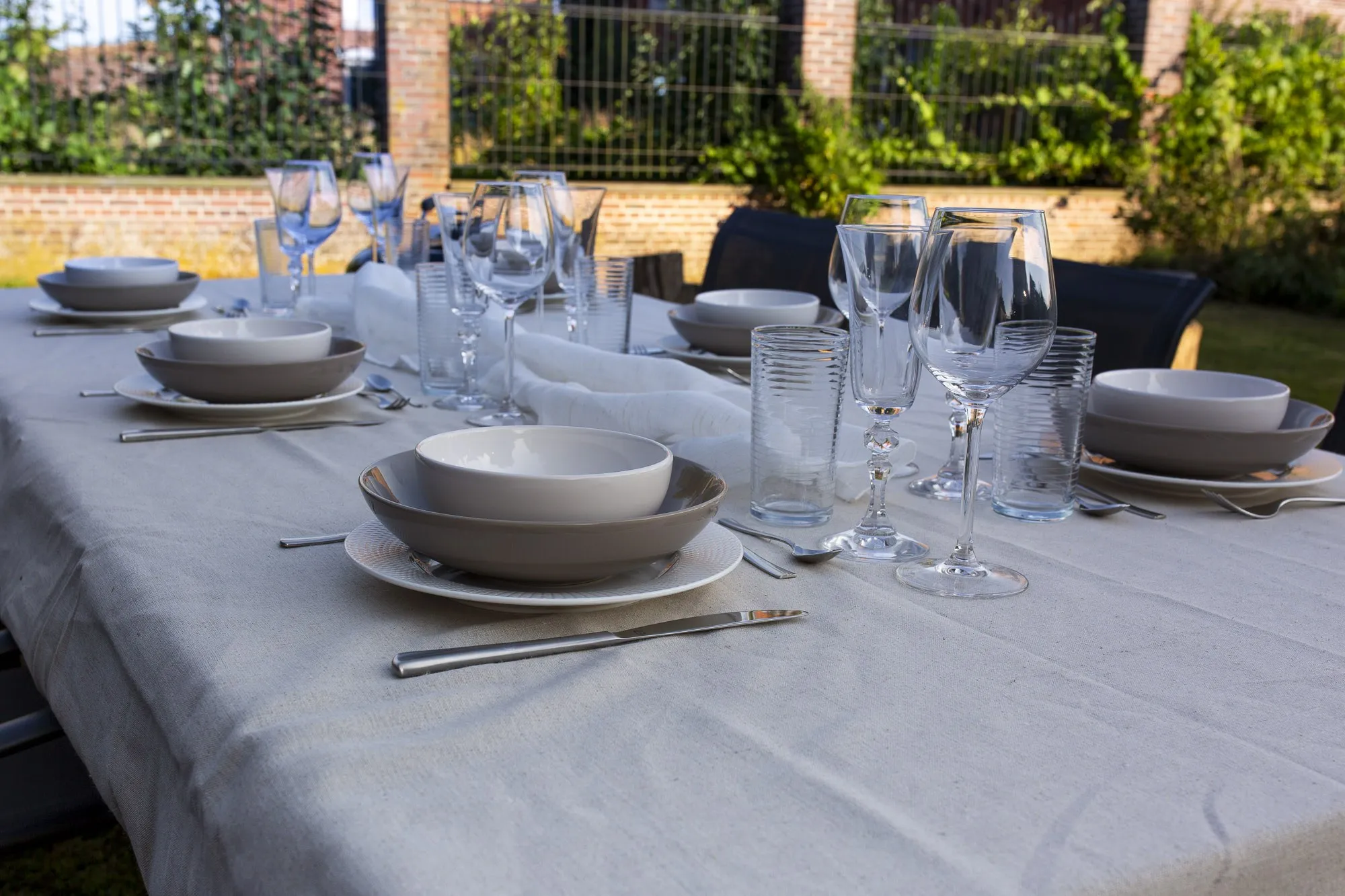 Table dressée dans le jardin